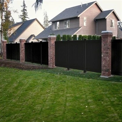 Vinyl lattice top privacy fence in a yard showing long term color and structure stability Vinyl lattice top privacy fence in a yard showing long term color and structure stability
